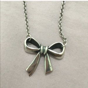 Bow necklace